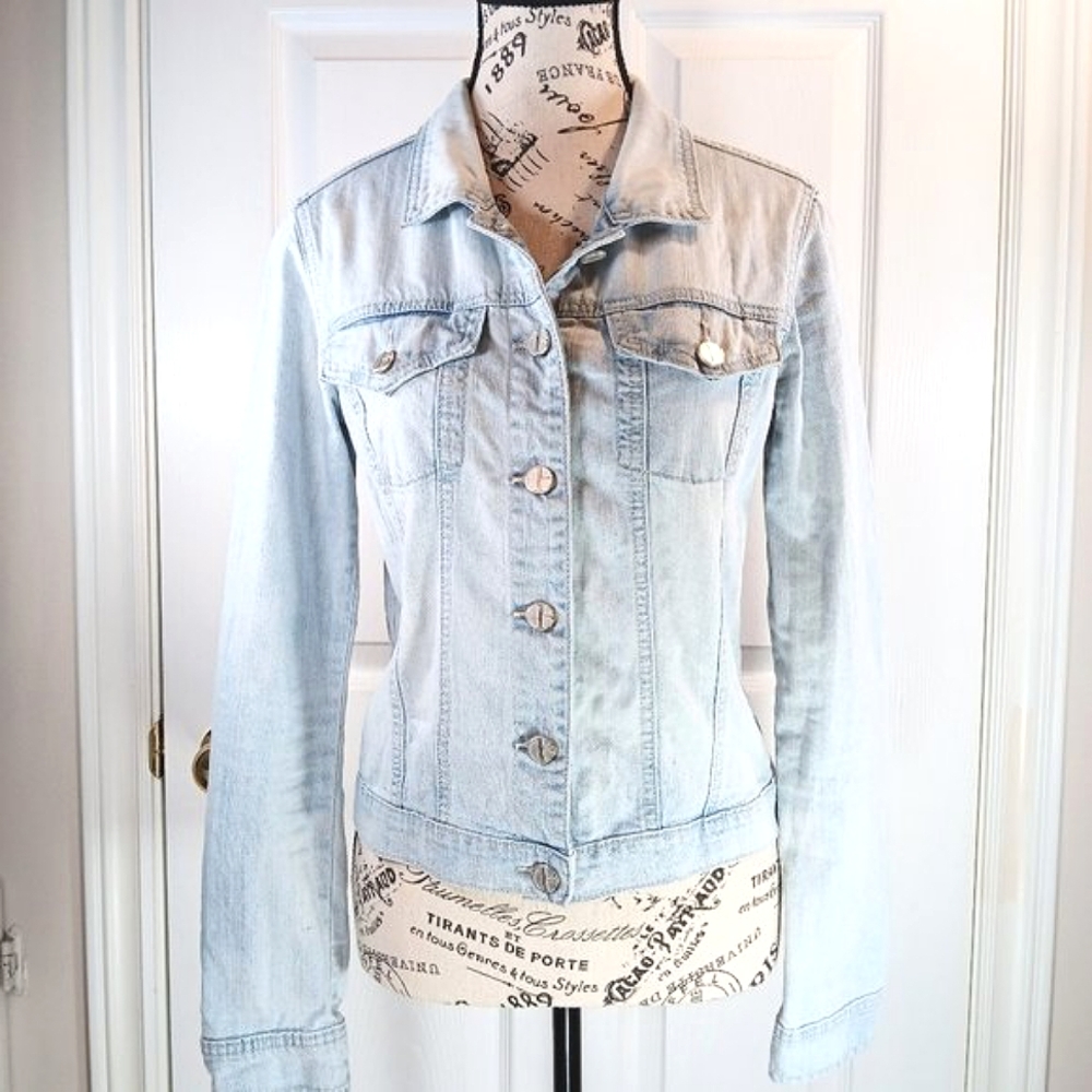 Bootlegger Women's Light Wash Denim Jacket Size M Light Blue Classic Jean Jacket